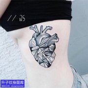 <b>美女侧腰的心脏纹身图案</b>