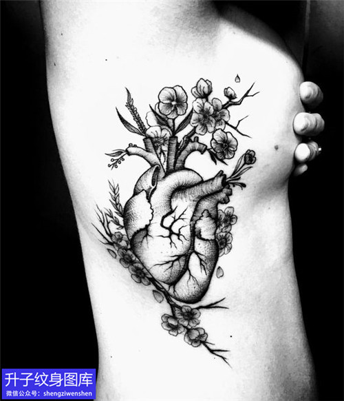 美女性感的胸侧心脏纹身图案