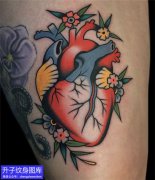 <b>腿部彩色心脏纹身图案</b>