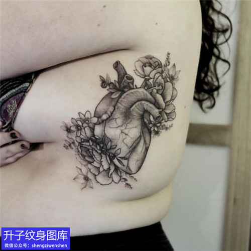 女性侧腰心脏纹身图案