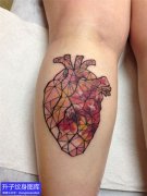 <b>小腿后侧彩色心脏纹身图案</b>