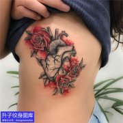 <b>美女侧腰玫瑰花与心脏纹身图案</b>