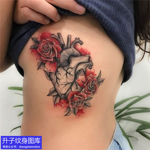 美女侧腰玫瑰花与心脏纹身图案