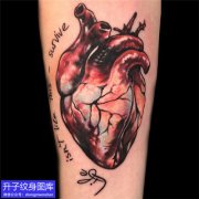 <b>手臂彩色心脏纹身图案</b>