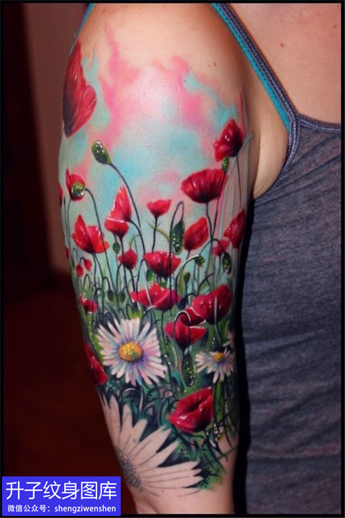 美女大臂外侧彩色罂粟花纹身图案