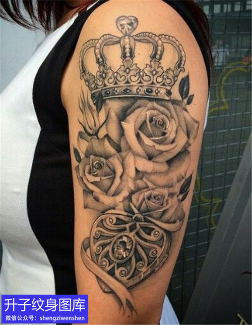 大臂外侧玫瑰花皇冠心纹身图案