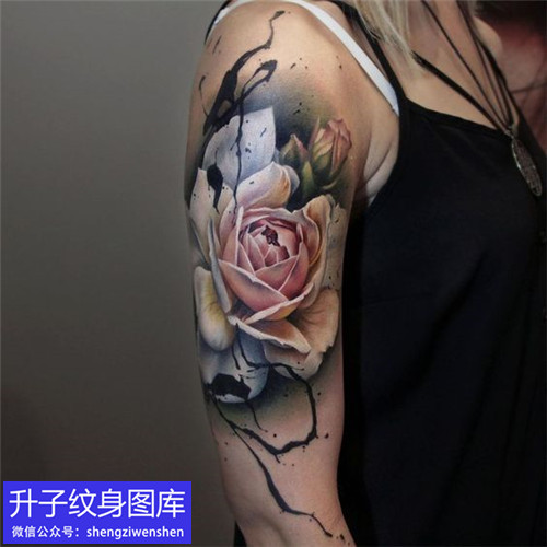 大臂外侧写实玫瑰花纹身图案
