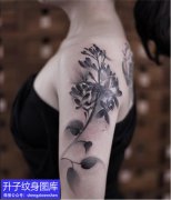 <b>美女肩膀的水墨风格植物花纹身图案</b>