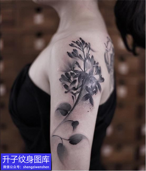 美女肩膀的水墨风格植物花纹身图案
