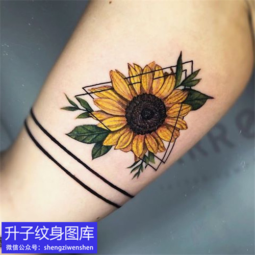大臂内侧彩色向日葵纹身图案