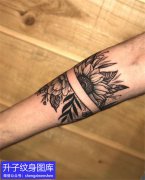 <b>手臂内侧黑灰素花向日葵纹身</b>