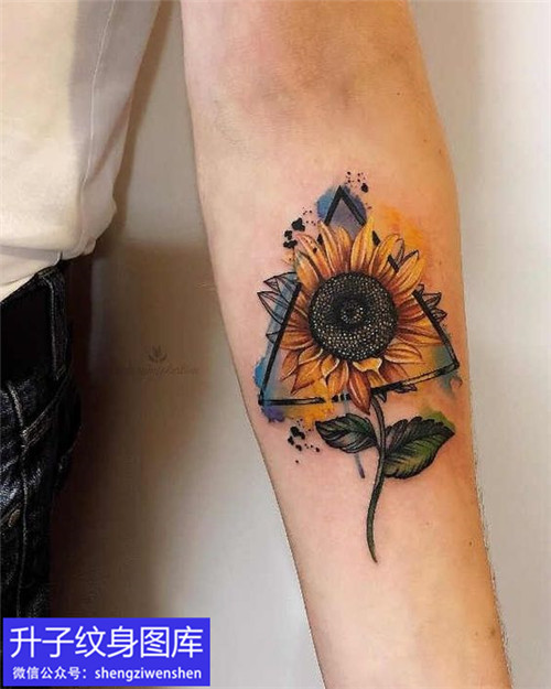 手臂内侧彩色向日葵纹身图案