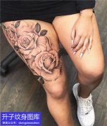 <b>美少女大腿外侧黑灰玫瑰花纹身图案</b>