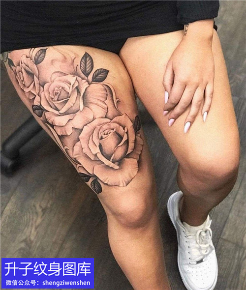 美少女大腿外侧黑灰玫瑰花纹身图案