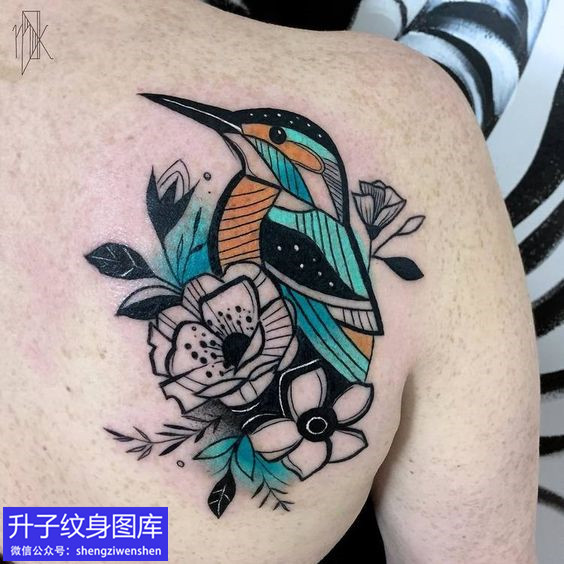 肩膀精致彩色动物鸟纹身图案
