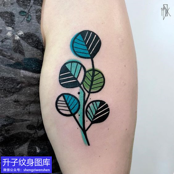 精致大臂植物彩色树叶纹身图案