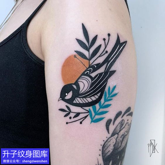 美女大臂鸟纹身图案