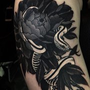 合川手臂的黑灰牡丹花与蛇纹身