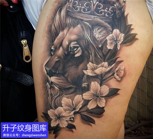 大石坝大腿外侧黑灰写实狮子纹身图案
