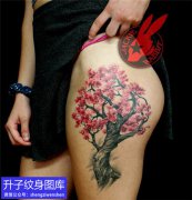 大兴村大腿外侧植物梅花纹身图案