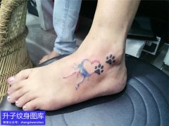 九街脚背的泼墨水彩动物脚印纹身