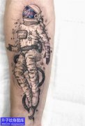 手臂内侧黑灰欧美宇航员纹身图案