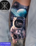 手臂彩色欧美写实宇航员纹身图案