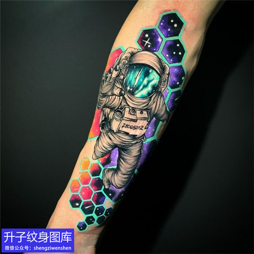 手臂内侧彩色宇航员纹身图案