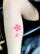 小腿彩色小樱花纹身图案