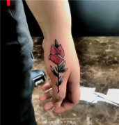 手背小玫瑰花纹身图案
