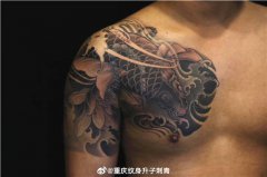 传统黑灰半甲鲤鱼荷花纹身 是遮盖旧纹身