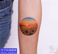 手臂内侧彩色风景太阳花纹身图案