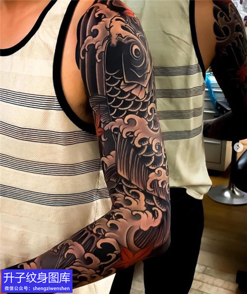 黑灰传统花臂鲤鱼纹身图案
