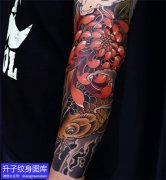 彩色花臂鲤鱼菊花纹身图案