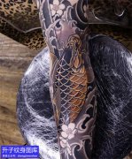 花腿鲤鱼樱花纹身图案