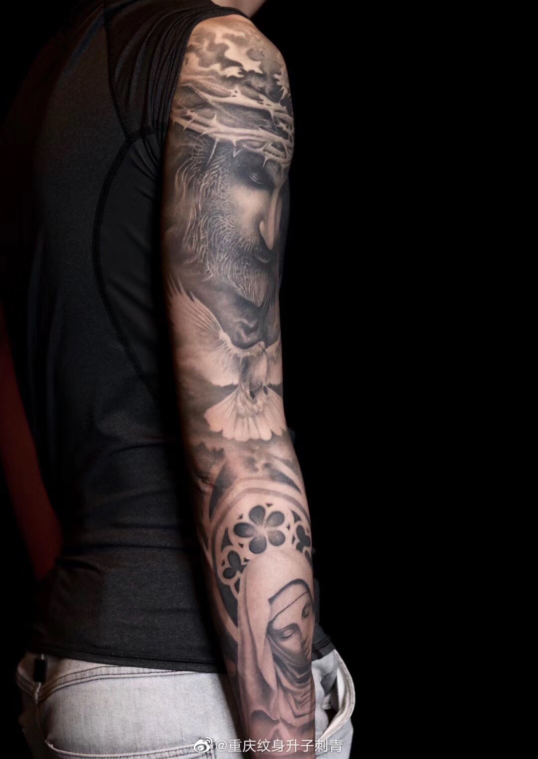 欧美黑灰写实花臂纹身 耶稣与圣母钟表玫瑰花纹身 重庆纹身哪里好