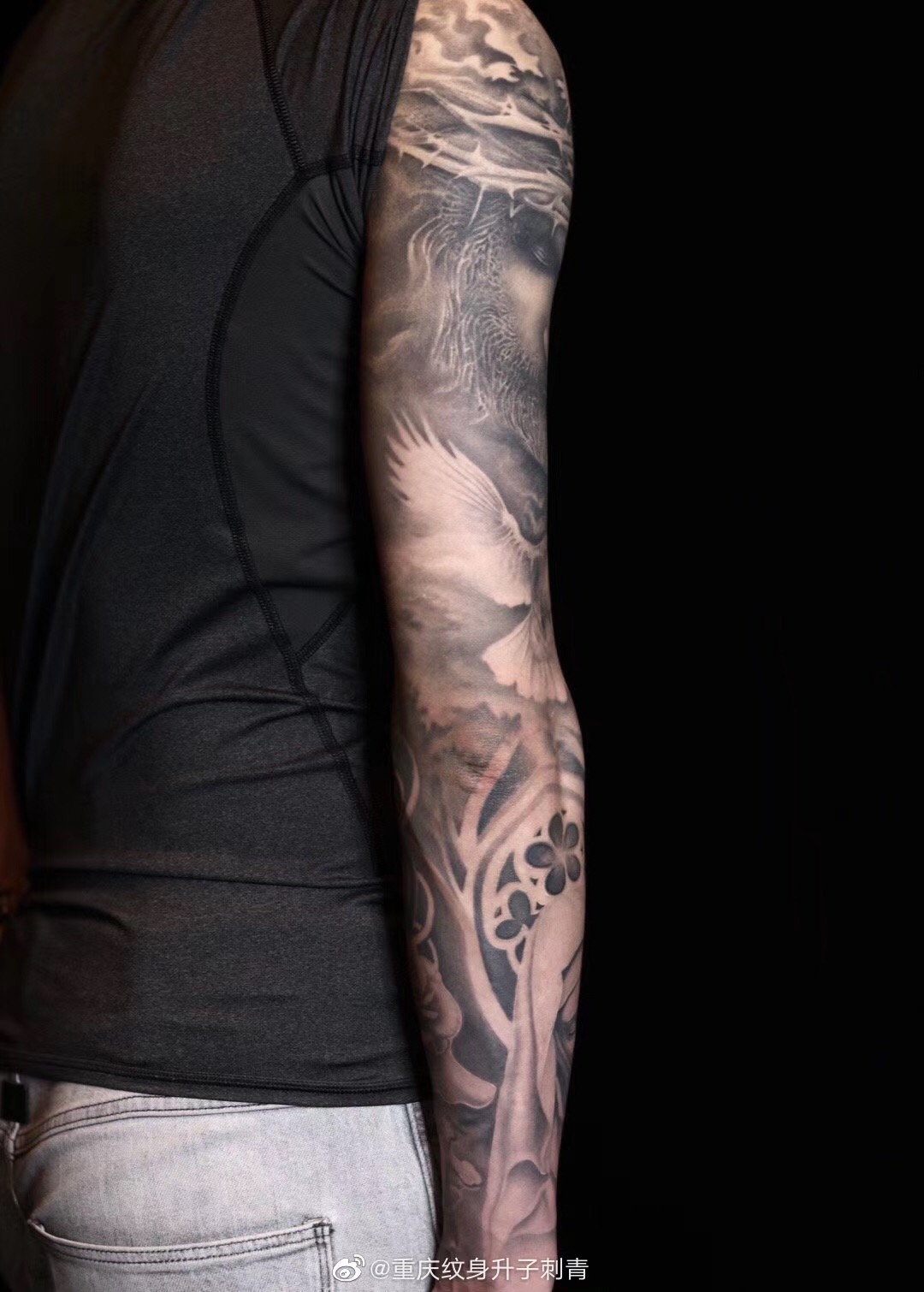 欧美黑灰写实花臂纹身 耶稣与圣母钟表玫瑰花纹身 重庆纹身店