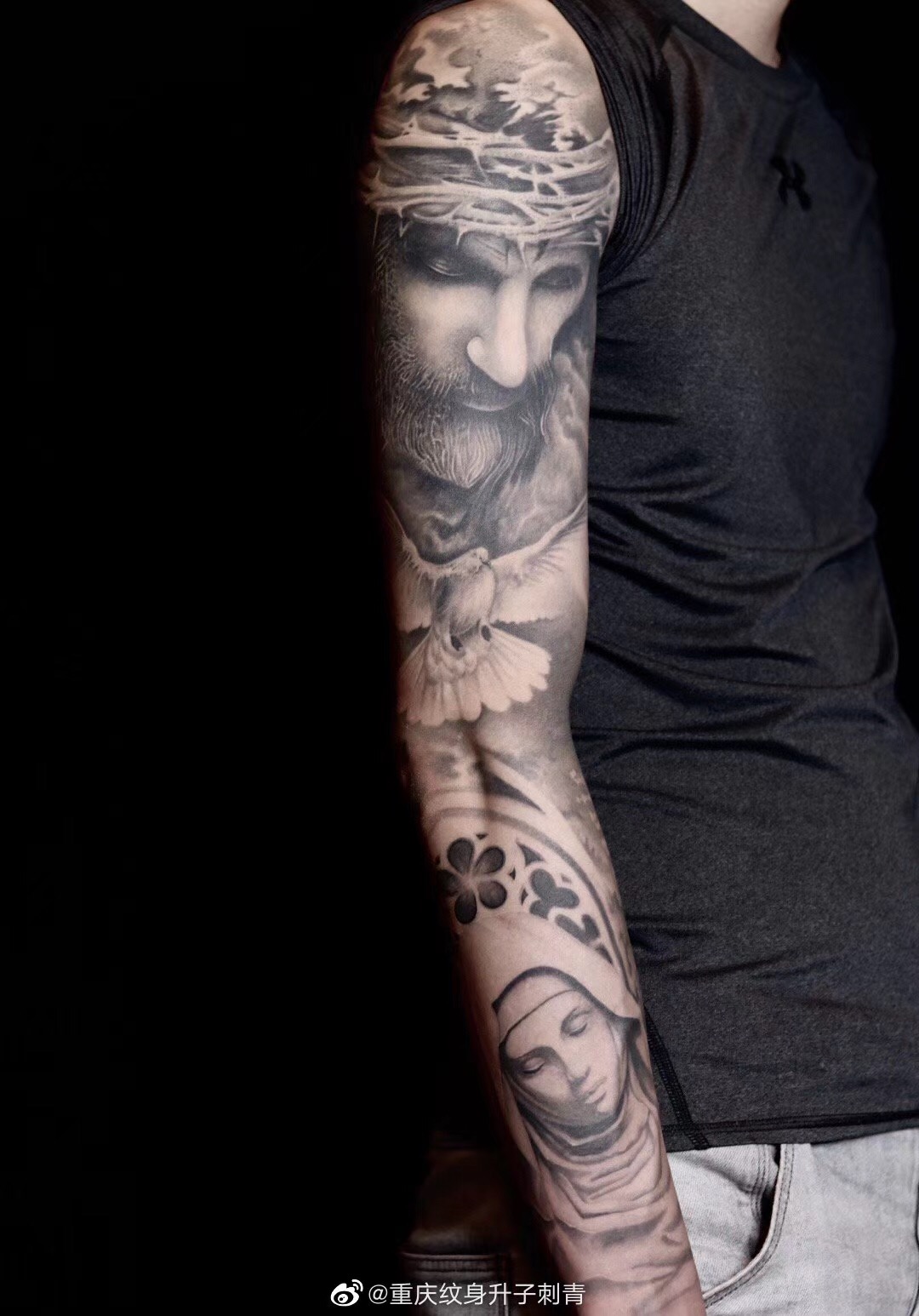 欧美黑灰写实花臂纹身 耶稣与圣母钟表玫瑰花纹身 重庆纹身价格
