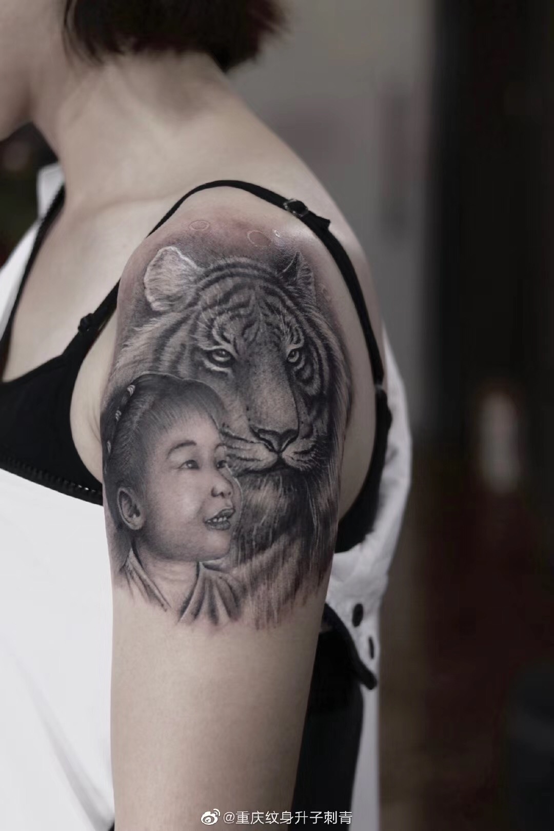 大臂外侧老虎与孩子头像纹身 重庆纹身店