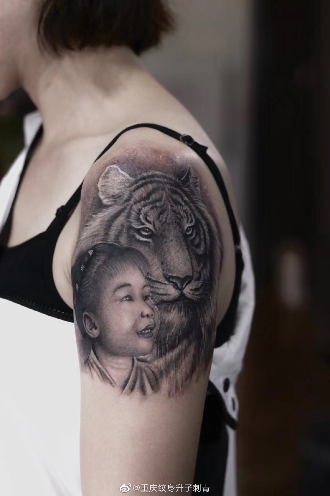 大臂外侧老虎与孩子头像纹身