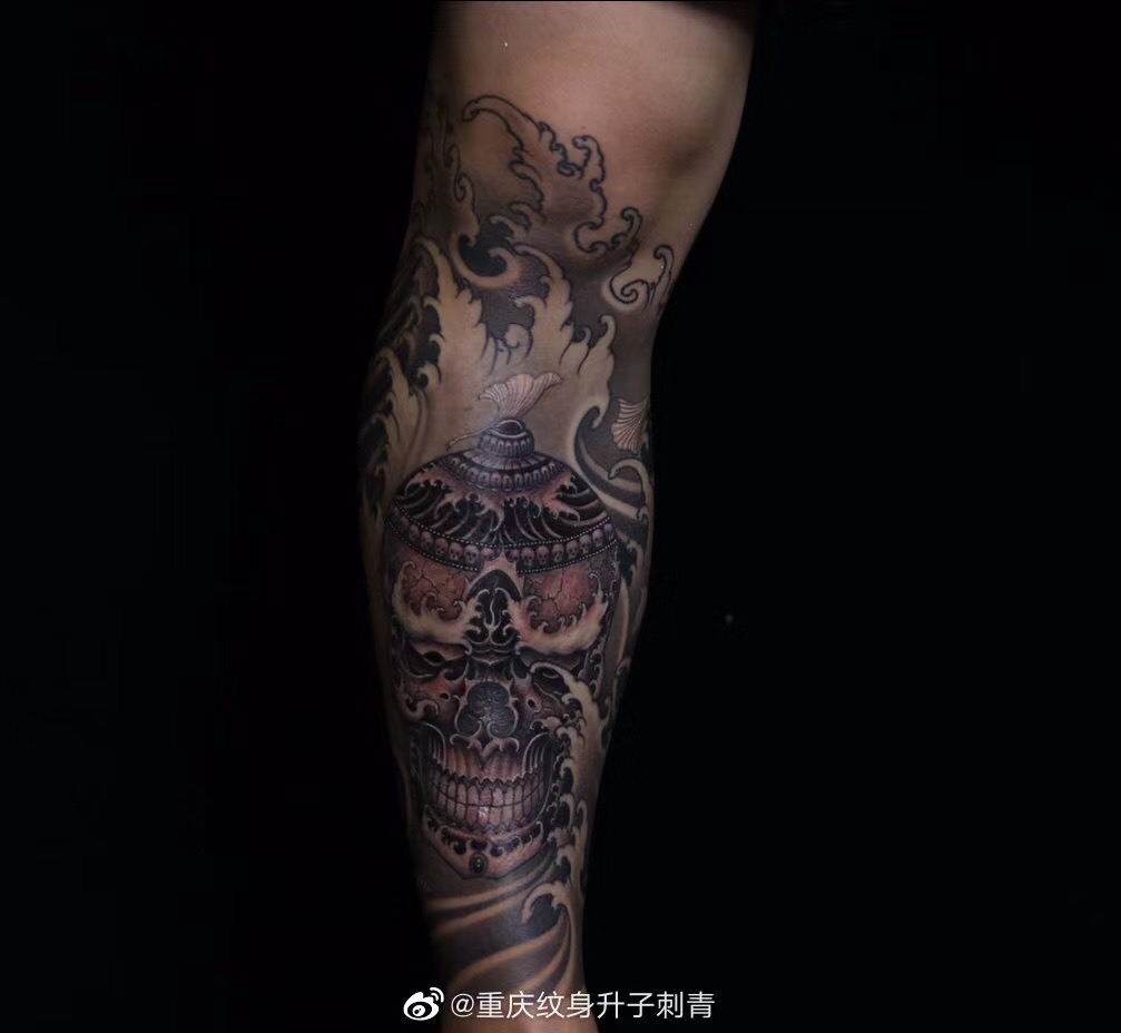 传统包小腿嘎巴拉水浪纹身 重庆专业纹身店