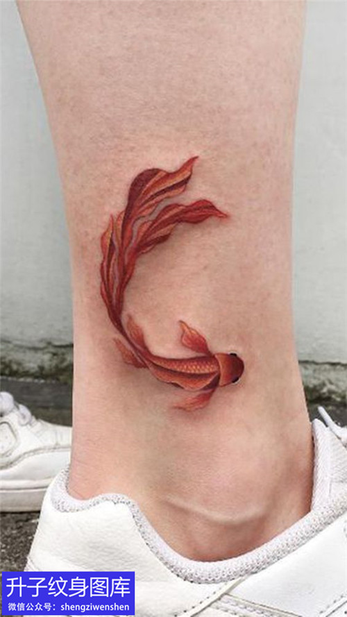 脚踝彩色鱼纹身图案