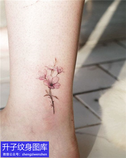 脚踝彩色桃花纹身图案