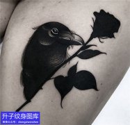 <b>大腿暗黑乌鸦玫瑰花纹身图案</b>