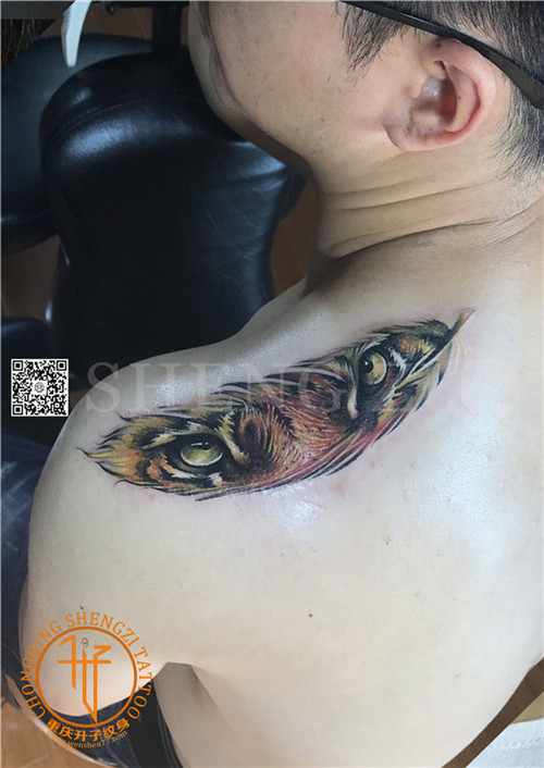 重庆纹身工作室 写实羽毛纹身