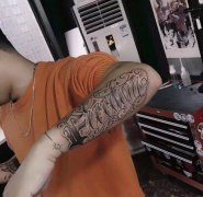 手臂外侧奇卡诺花体英文字母纹身 本店作品