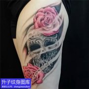 <b>美女大腿的彩色骷髅头和玫瑰花纹身图案</b>
