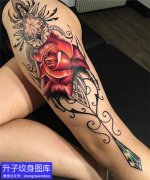 <b>性感的大腿外侧玫瑰花纹身图案</b>