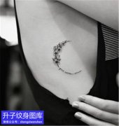 <b>胸侧小清新月亮纹身图案</b>