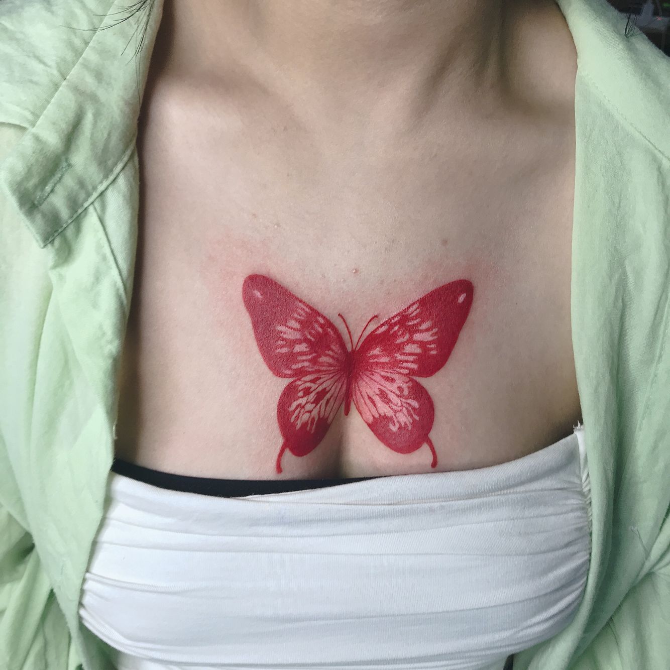 胸部彩色蝴蝶纹身图案 重庆升子刺青作品